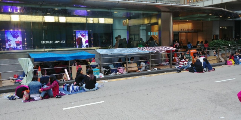 ▲ 2일 오후 홍콩 시내 중심지 센트럴 인근이 필리핀 여성 노동자들로 북적였다. 이들은 고용주와 함께 사는 이주 육아 노동자로 주말 휴무에는 거주할 공간이 없어 거리에 머문다. 사진=김도연 기자
