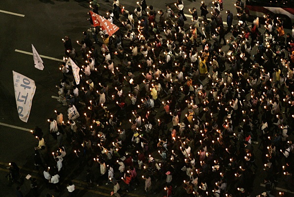 ▲ 2008년 촛불집회 당시 다음 아고라 누리꾼들이 행진하고 있다.