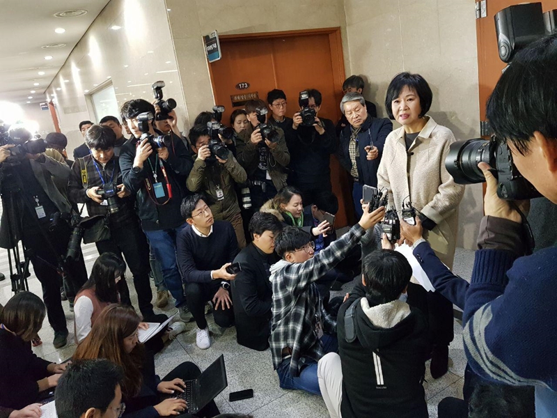 ▲ 손혜원 더불어민주당 의원이 지난 20일 국회에서 기자회견을 한 뒤 기자들과 일문일답을 나누고 있다. 사진=손가영 기자