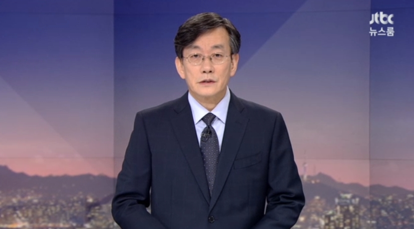 ▲ 손석희 JTBC 사장이 1월24일 뉴스룸 시작 전 직접 자신의 폭행 혐의 논란에 대해 입장을 밝혔다. 사진=JTBC 뉴스룸 갈무리