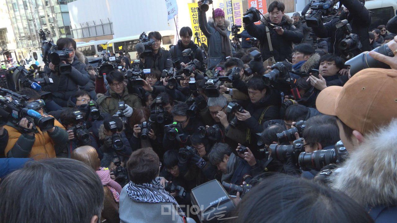 ▲ 김복동 할머니 영결식 현장. 이용수 할머니가 취재진에 둘러쌓여 있다. 사진=미디어오늘