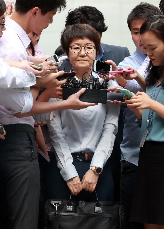 ▲ 2016년 8월22일, 구속되기 전 박수환씨(가운데)가 기자들의 질문을 받고 있는 모습. ⓒ연합뉴스