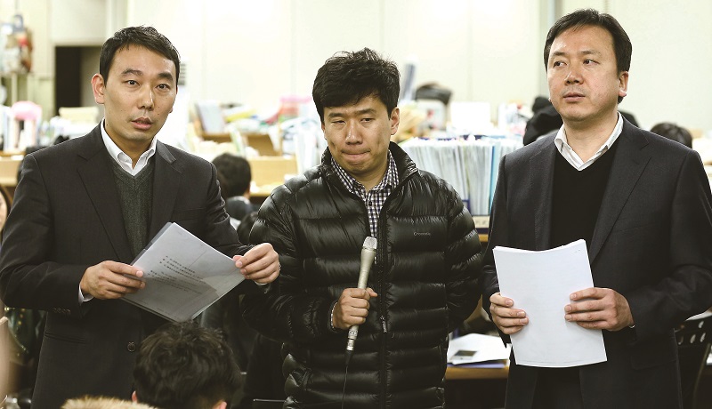 2014년 2월 서울중앙지법에서 민변 김용민 변호사(왼쪽)가 무죄를 선고받은 유우성(가운데)씨 항소심 재판과정에서 증거가 위조된 사실을 폭로하고 있다. ⓒ연합뉴스
