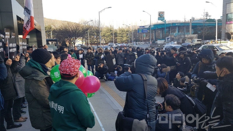 11일 네이버 사원노조 ‘공동성명’의 단체행동 선포 기자회견을 취재하기 위해 취재진들이 둘러싼 모습. 사진=강성원 기자