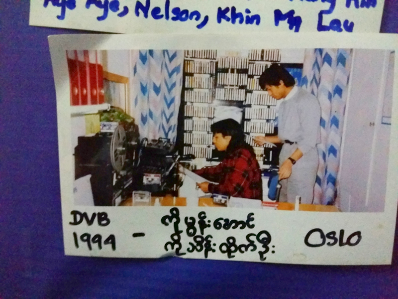 ▲ 양곤 ‘버마 민주의 소리 (DVB)’ 사무실에서 노르웨이 오슬로 망명시절의 사진들을 볼 수 있다.