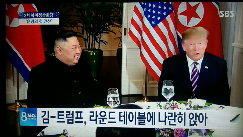 ▲ 김정은 북한 국무위원장과 트럼프 미국 대통령이 27일 저녁 베트남 하노이 메트로폴 호텔 1층에서 만찬을 하고 있다. 사진=SBS 뉴스영상 촬영