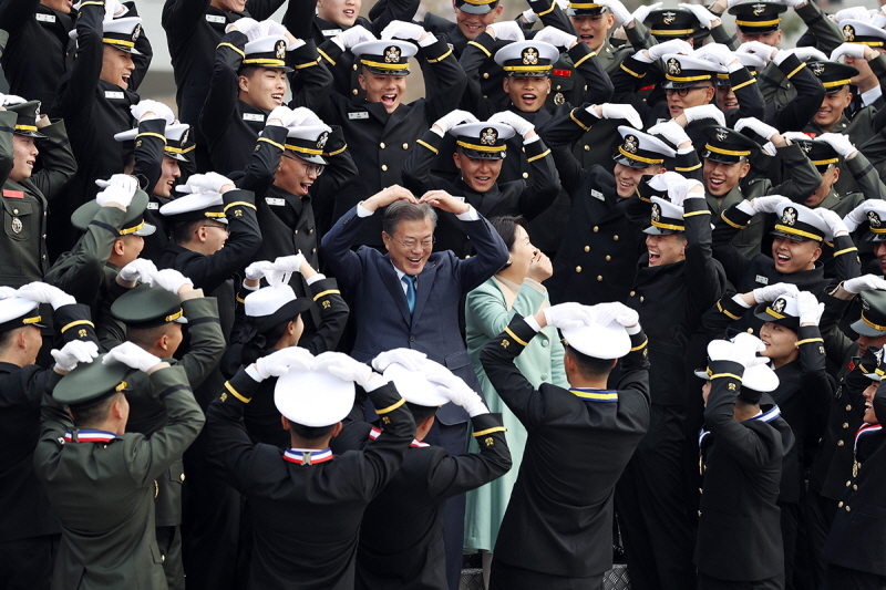 ▲ 문재인 대통령이 5일 해군사관학교 임관식에 참석해 임관한 해군소위들과 기념촬영하고 있다. 사진=청와대