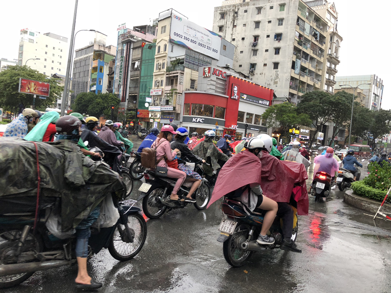 ▲ 호찌민시의 시민들. 우기 중이라 갑자기 비가 내리자 오토바이 위의 모든 사람들이 일제히 우비를 펼쳐 입었다. 사진=필자 제공
