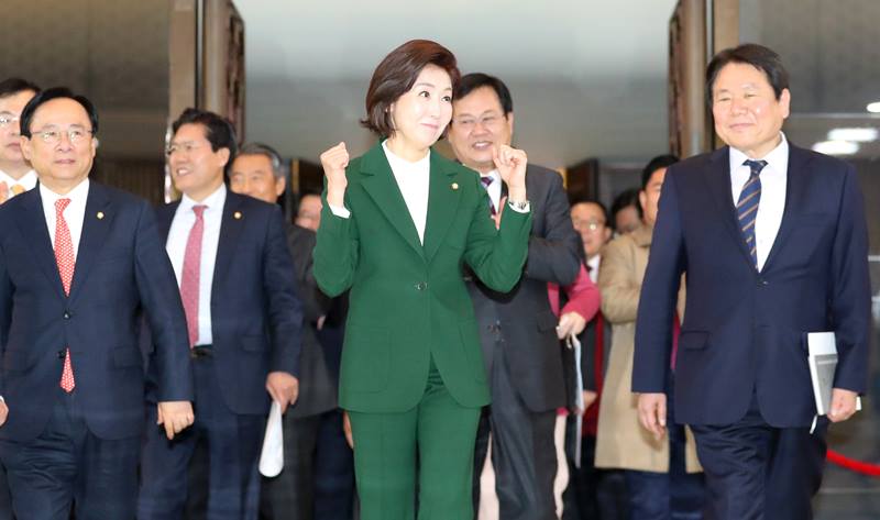 ▲ 나경원 자유한국당 원내대표(가운데)와 한국당 의원들의 모습. ⓒ연합뉴스