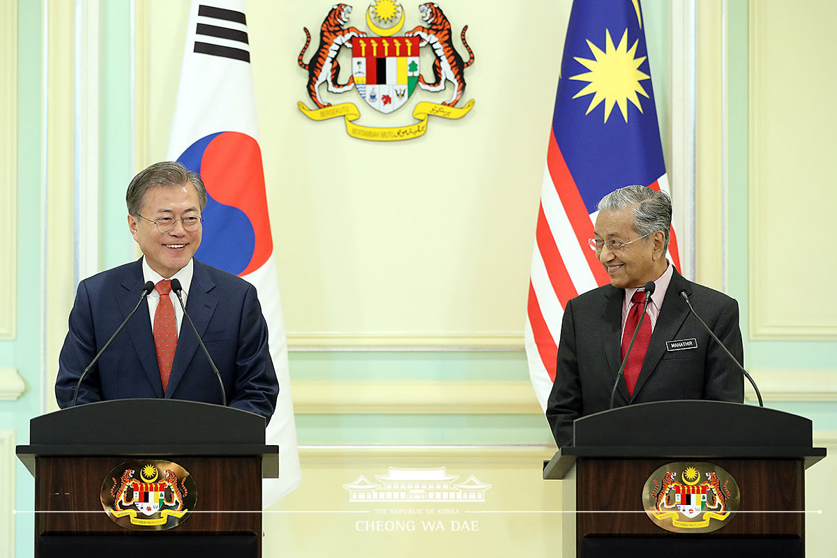 ▲ 지난 13일 말레이시아를 국빈방문한 문재인 대통령이 마하트리 말레이시아 총리와 함께 웃는 모습. ⓒ청와대