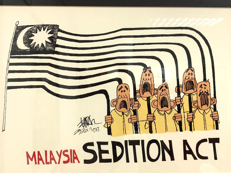 ▲ 1MDB 사건과 선동법을 풍자한 말레이시아 만평가 주나르의 만화책. 전 정권의 탄압으로 주나르도 여러 차례 체포되었다. 사진=필자 제공