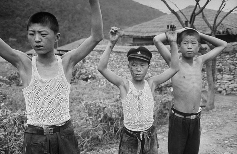 ▲ 여순항쟁 당시 정부반군 동조자로 의심받아 진압군에 구금된 어린 학생들. 사진=칼 마이던스