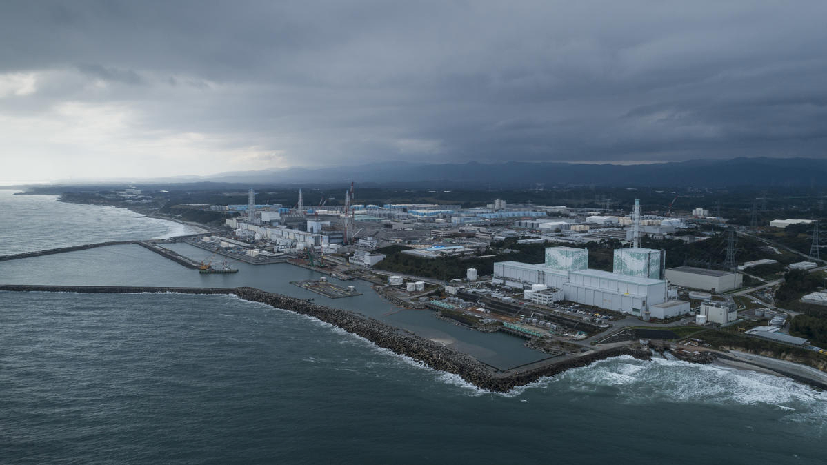 ▲ 그린피스 소속 크리스티안 아슬룬드가 지난해 10월17일 공중 촬영한 후쿠시마 원전 전경. 사진 왼쪽(남쪽)에 후쿠시마 원자로 1~4호기가 있고 오른 쪽(북쪽)에 5~6호기가 자리한다. 서쪽과 남쪽에 자리한 후타바와 오쿠마 마을은 접근을 제한하고 있다. 사진 뒤쪽으로 푸른색 구조물처럼 보이는 방사성 오염수 저장탱크 944개가 줄지어 늘어서 있다. ⓒ그린피스
