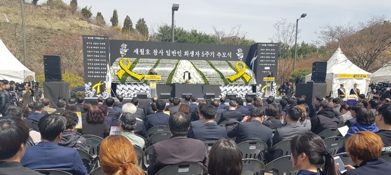 ▲ 11일 인천가족공원에서 열린 세월호 일반인 희생자 추모 행사. 사진=금준경 기자.