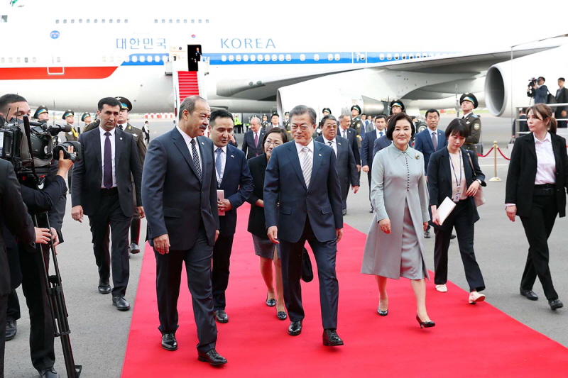 ▲ 문재인 대통령과 김정숙 여사가 18일 오후(현지시간) 두번째 순방지인 우즈베키스탄 타슈켄트 국제공항에 도착, 압둘라 아리보프 우즈베키스탄 총리의 영접을 받고 있다. 사진=청와대
