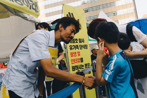 ▲ 유민이 아버지 김영오(47)씨가 단식 26일째인 지난 2014년 8월8일, 광화문 농성장을 찾은 시민에게 인사를 하고 있다. 사진=박준수 제공