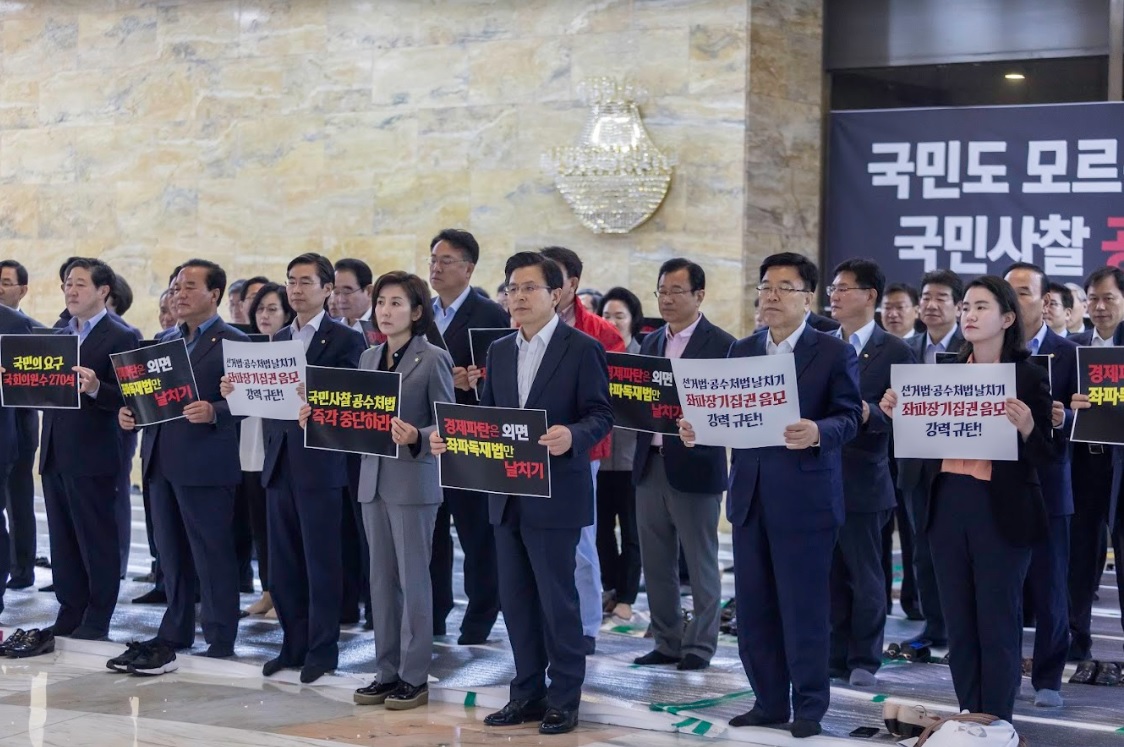 ▲ 24일 자유한국당이 비상의원총회를 열고 오신환 의원 사보임에 반발했다. 사진=미디어오늘.