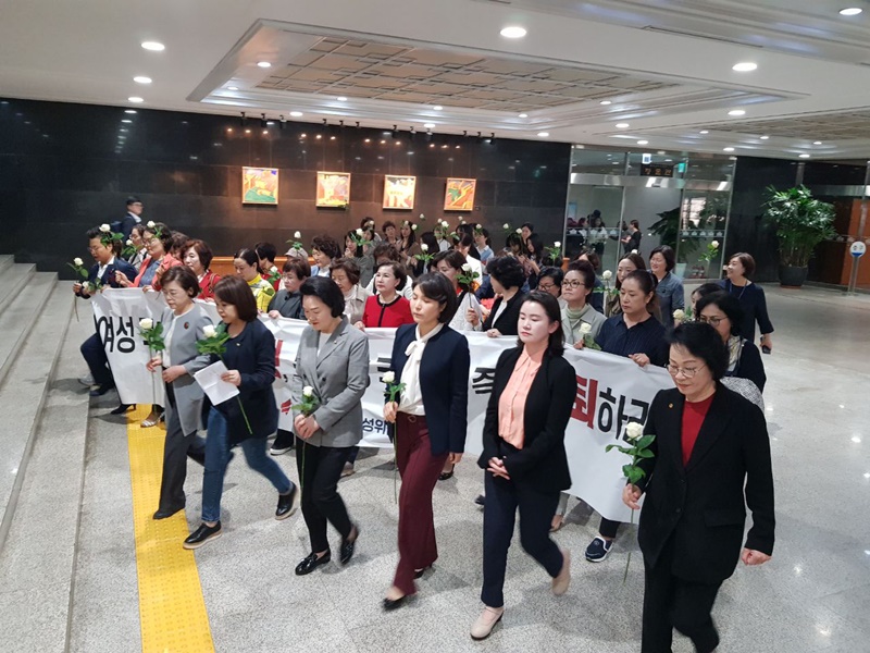 ▲ 24일 오후 서울 여의도 국회에서 자유한국당 여성 의원들과 당직자들이 기자회견을 마친 후 행진하고 있다. 사진=노지민 기자.