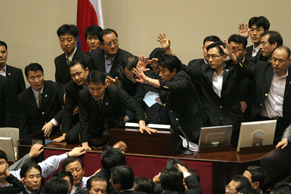 ▲ 지난 2009년 7월22일 국회 본회의장에서 한나라당 의원들과 국회 경위들이 의장석을 둘러싼 채 미디어법이 '날치기' 통과시키고 있다. 사진=이치열 기자