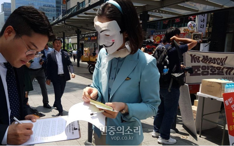 ▲ 대한항공직원연대(직원연대)는 6월21일 오후 12시 서울 종로구 관철동 젊음의 거리에서 조양호 일가 퇴진 을 촉구하며 게릴라 캠페인을 열었다. 사진=민중의소리