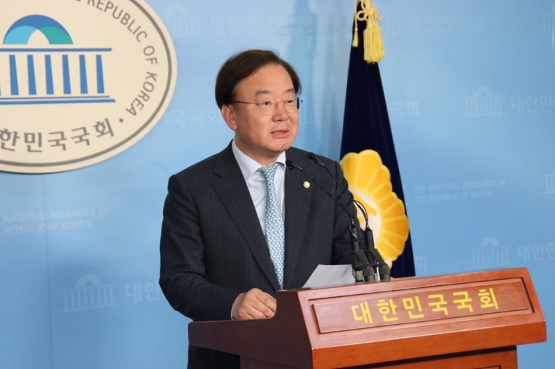 강효상 자유한국당 의원이 국회 정론관에서 기자회견하고 있다. 사진=강효상 페이스북