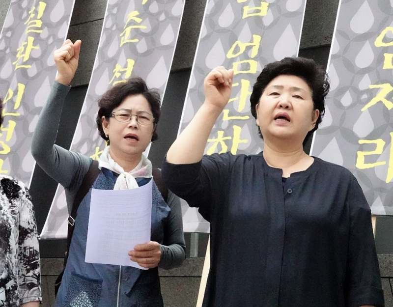 가습기살균제 참사 피해자 및 사망자의 가족들이 24일 서울 여의도 옥시레킷벤키저 본사 앞에서 구호를 외치고 있다. 사진=김예리 기자