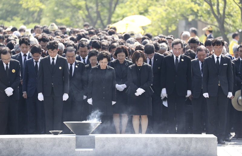 지난 23일 고 노무현 전 대통령의 서거 10주기 추도식이 열린 봉하마을에서 참석자들이 고인을 추모하고 있다. 사진=청와대