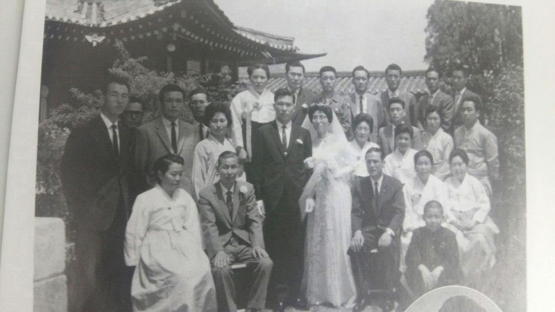 ▲김대중 대통령과 이희호 여사가 지난 1962년 5월10일 체부동 이 여사의 외삼촌댁에서 결혼식을 올리고 있다. 사진=이희호 자서전 동행에서 재촬영