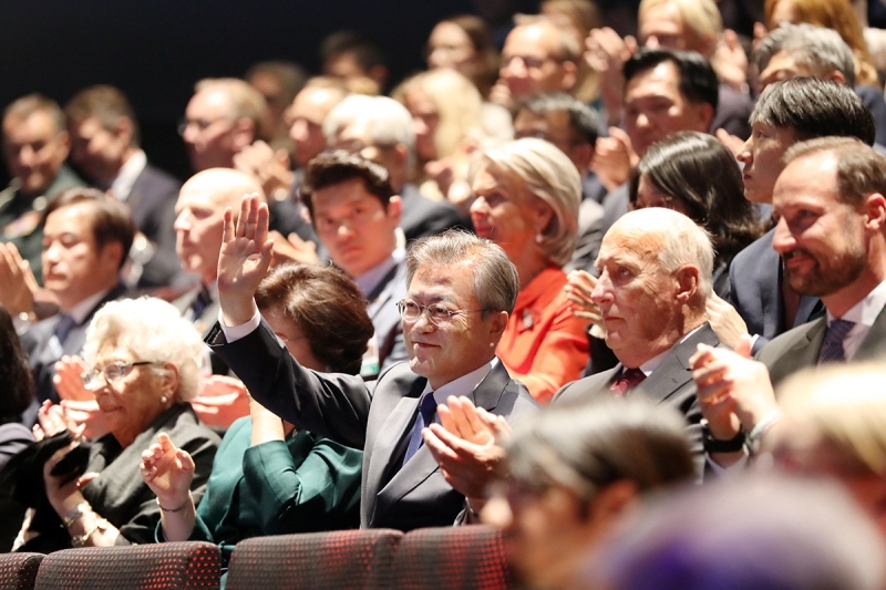 ▲문재인 대통령이 지난 12일 저녁(현지시각) 노르웨이 오슬로 오페라하우스 중극장에서 열린 답례문화행사에 참석해 공연을 보고 손을 흔들고 있다. 사진=청와대