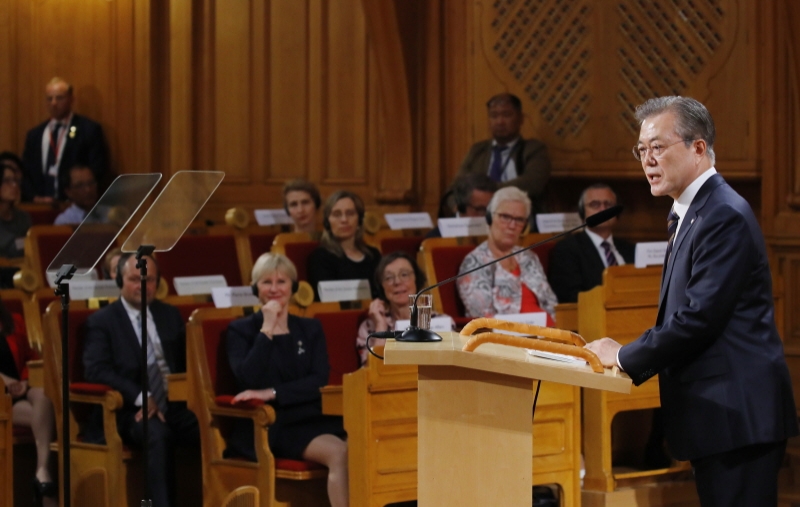 ▲ 스웨덴을 국빈방문 중인 문재인 대통령이 14일 오전(현지시간) 스웨덴 스톡홀름 의회에서 연설하고 있다. ⓒ연합뉴스