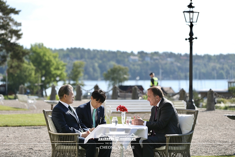 ▲ 스웨덴을 국빈방문 중인 문재인 대통령이 6월15일(현지시간) 오전 쌀트쉐바덴 그랜드 호텔에서 스테판 뢰벤 총리와 정상회담 전 환담하고 있다. 사진=청와대 홈페이지