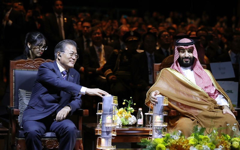 ▲문재인 대통령과 모하메드 빈살만 사우디아라비아 왕세자가 지난 26일 오후 열린 S-OIL 복합 석유화학시설 준공식을 지켜보고 있다. 사진=청와대