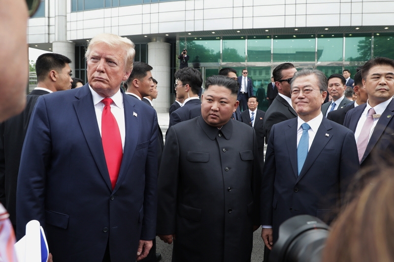 ▲문재인 대통령과 김정은 북한 국무위원장, 트럼프 미국 대통령이 30일 오후 판문점에서 사상 처음으로 조우하고 있다. 사진=청와대