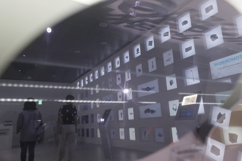 ▲관람객들이 지난 1일 오후 서울 서초구 삼성전자 딜라이트 샵에 전시된 반도체 웨이퍼를 둘러보고 있다. ⓒ연합뉴스