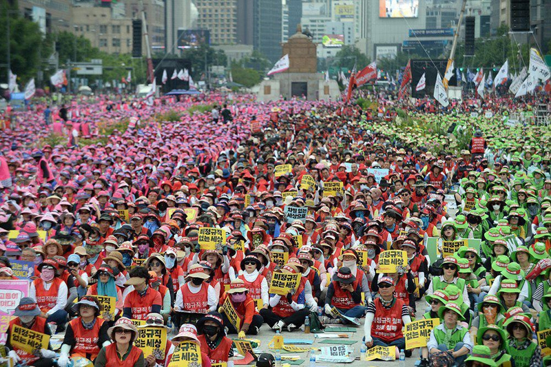 ▲ 학교비정규직 노동자 4만여명이 7월3일 오후 3시 서울 광화문광장에서 파업 집회를 열었다. 사진=민주노총