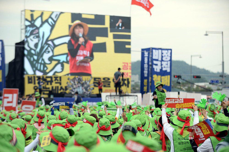 ▲ 학교비정규직 노동자 4만여명이 7월3일 오후 3시 서울 광화문광장에서 파업 집회를 열었다. 사진=민주노총