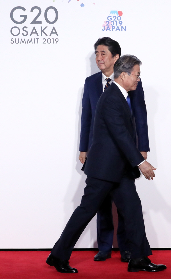 ▲아베 신조 일본 총리가 지난달 28일 G20 정상회의 자리에서 문재인 대통령을 지나쳐가고 있다. ⓒ연합뉴스