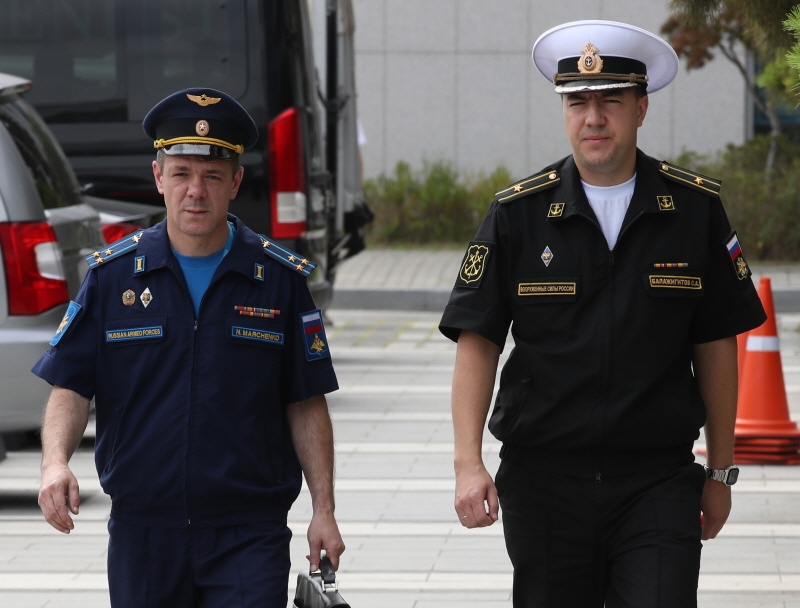 ▲주한 러시아 대사관 무관들이 지난 23일 오후 국방부로 초치되고 있다. ⓒ연합뉴스