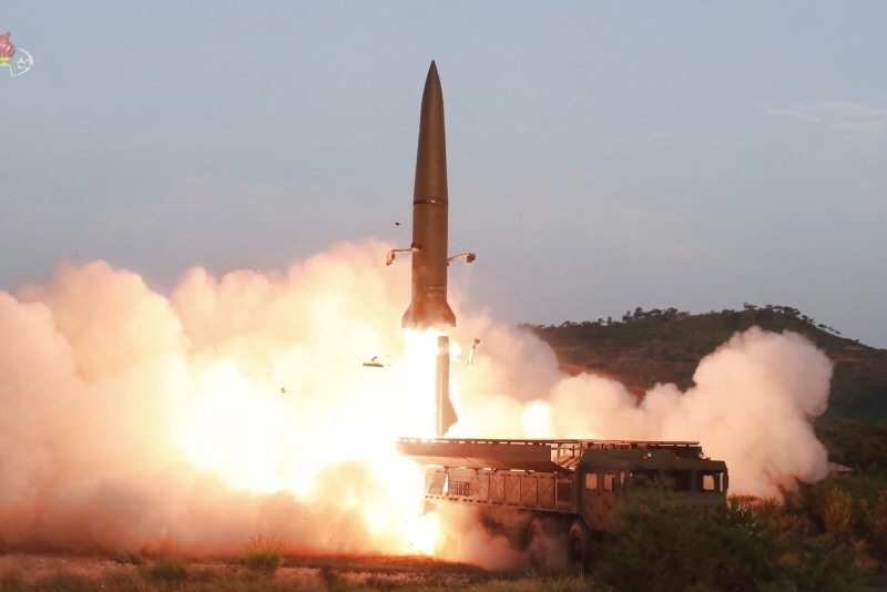 ▲북한이 이동식 미사일발사차량(TEL)에서 신형 단거리 탄도미사일을 발사하고 있다. 사진=조선중앙TV/연합뉴스