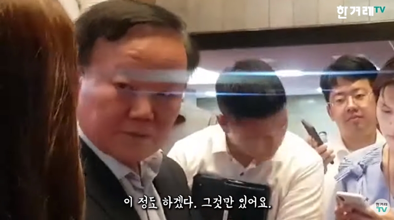 ▲ 국회 예산결산특별위원장인 김재원 한국당 의원은 1일 늦은 밤 기자들과의 질의응답 중 술에 취한 모습을 보여 논란을 자초했다. 사진=한겨레 유튜브 한겨레TV 화면.