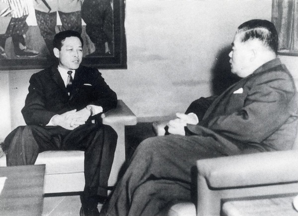 ▲ 1962년 10월 오히라 일본외상(오른쪽)과 회담하고 있는 김종필 중앙정보부장. 사진=연합뉴스