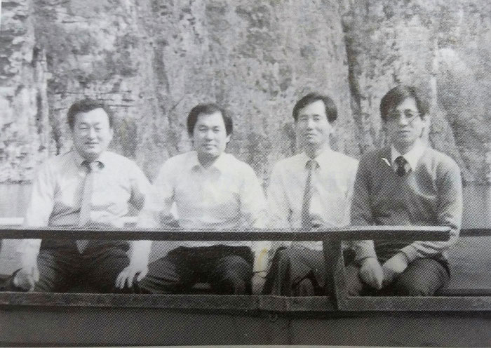 ▲ 80년대초 고 박현채 교수의 고향인 전남 화순 적벽에서 찍은 사진이다. 맨왼쪽이 박현채 교수, 한 사람 건너 안병직 교수.  사진=‘대한민국 역사의 기로에 서다’