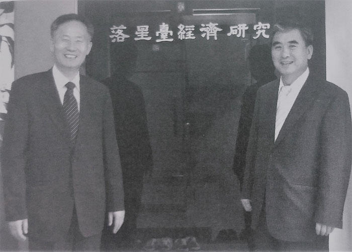 ▲ 1987년 낙성대경제연구소 창립 때 안병직(왼쪽) 교수와 이영훈 교수.  사진=‘대한민국 역사의 기로에 서다’