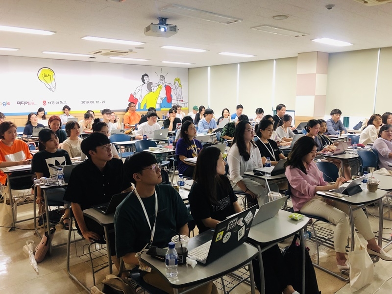 ▲ 이노베이션 저널리즘 스쿨에 참여한 학생들이 14일 서울 마포구 서강대학교 가브리엘관에서 강의를 듣고 있다. 사진=이우림 기자