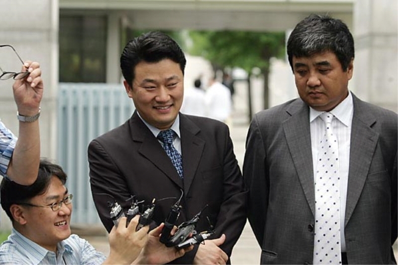 ▲ 2006년 8월11일 이상호 당시 MBC 기자, 한상혁(오른쪽) 변호사가 언론시민사회단체들과 함께 법원의 ‘삼성 X파일’ 사건무죄 선고에 대한 입장을 밝히고 있다. 사진=미디어오늘 자료사진.
