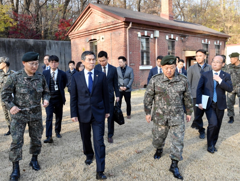 ▲정경두 국방부장관이 지난해 11월21일 서울 용산 미군기지를 방문하고 있다. 사진=국방부