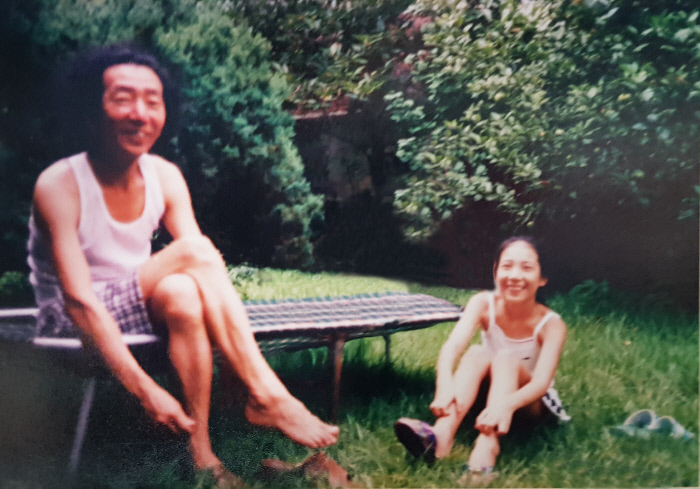 ▲ 작가 최인훈(왼쪽)과 딸 윤경씨. 사진=삼인 제공