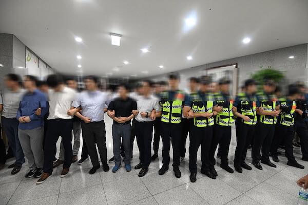 ▲ 톨게이트 수납노동자들을 막기 위해 한국도로공사 직원과 경찰이 힘을 합하는 모습. 사진=민주노총 페이스북
