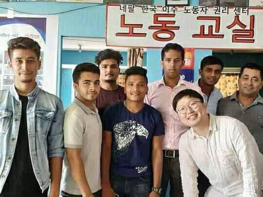 ▲네팔에서 '한국행'을 꿈꾸는 네팔 청년들과 기민도 기자(안경 착용)의 모습.