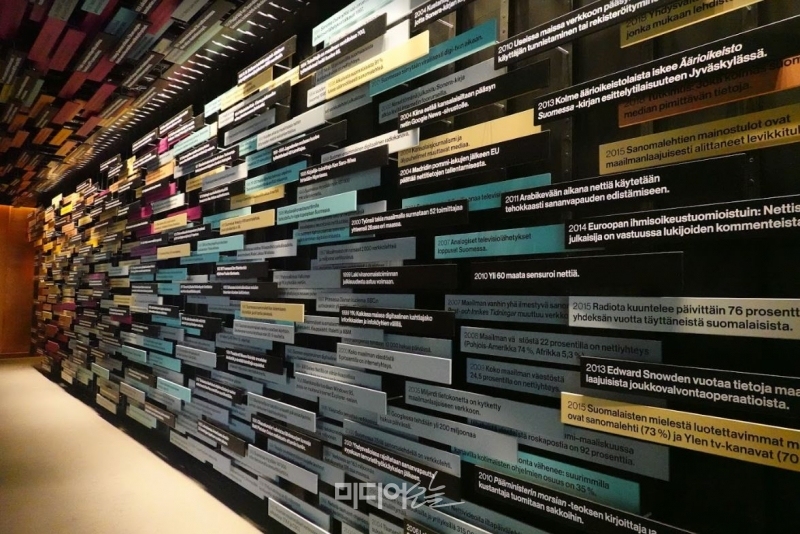 ▲박물관에 들어서면 벽면과 천장을 뒤덮은 색색의 패널들이 눈에 띈다. 세계 미디어 역사를 벽면에 타임라인으로 표현한 전시물이다. 사진=김예리 기자